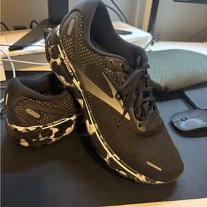 Brooks Men's Black and White Athletic Shoes